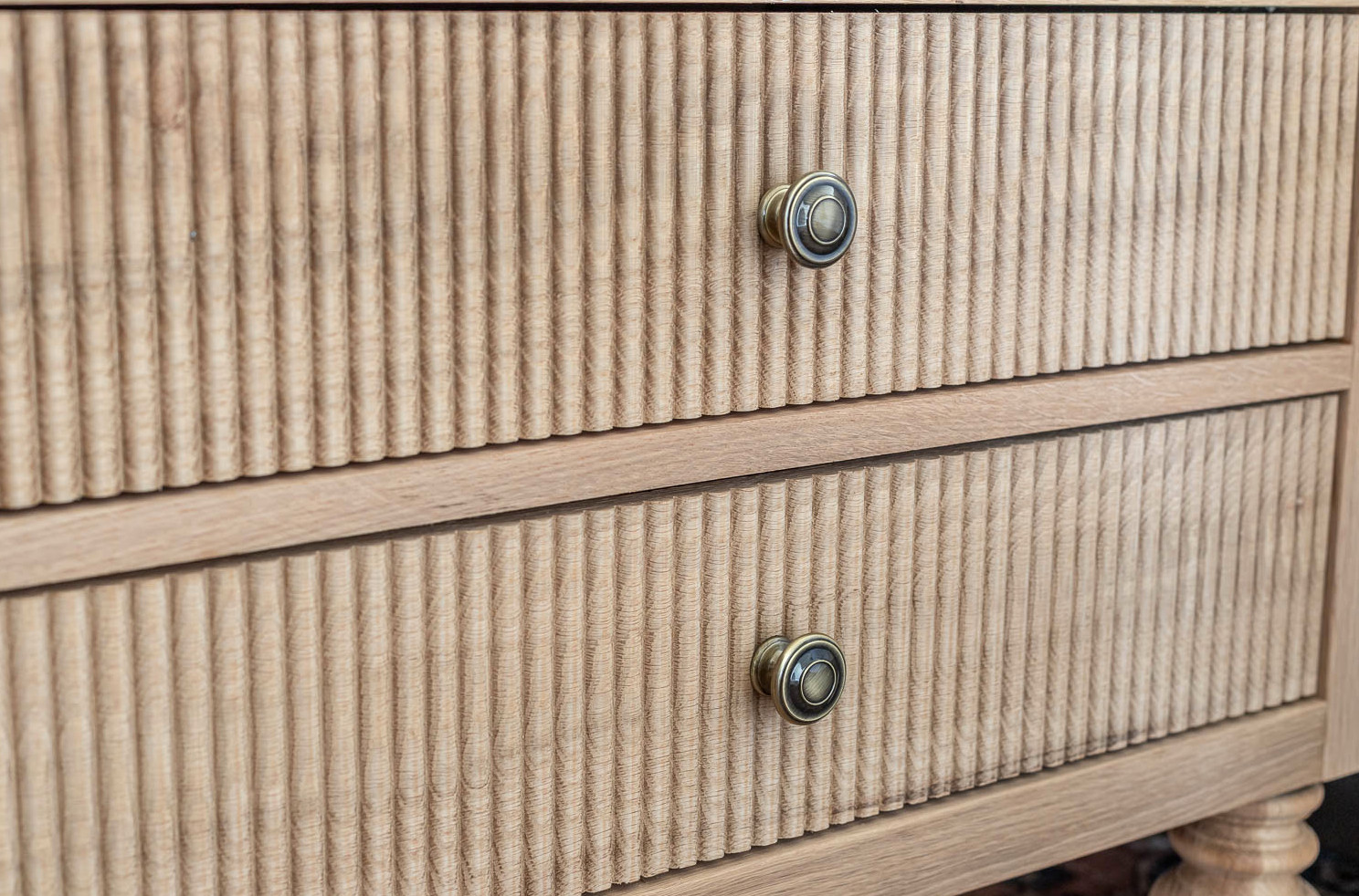 Beautiful bead profile on drawer fronts - Gustavian nightstands