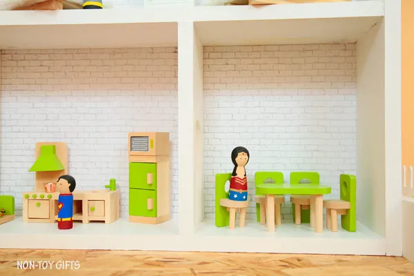 DIY superhero house Wonder Woman Superman