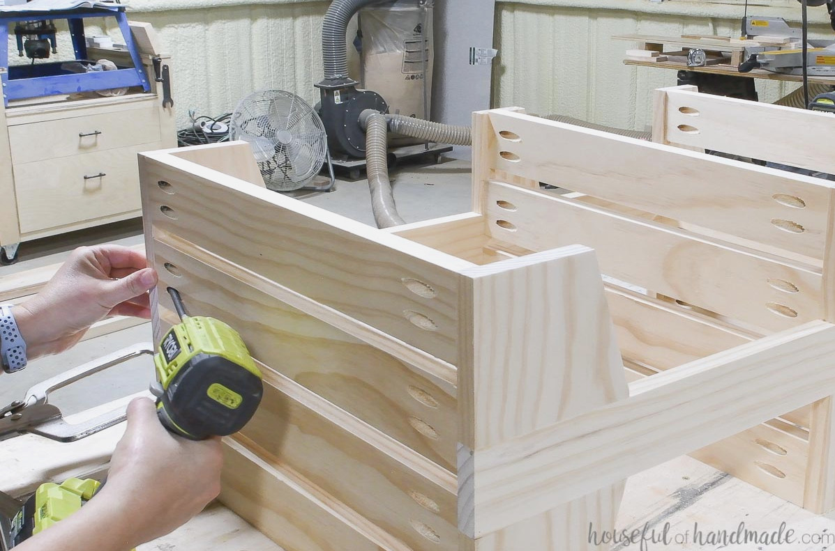 Fastening the bottom slats to the second side with pocket holes.