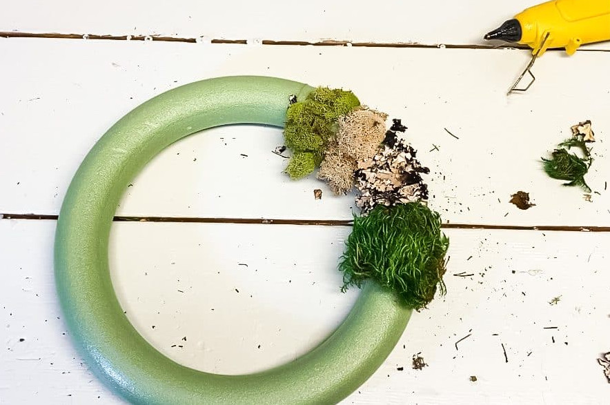 making a moss wreath