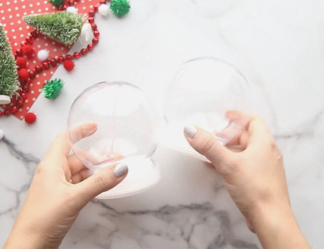 Obtain Plastic Snow Globes