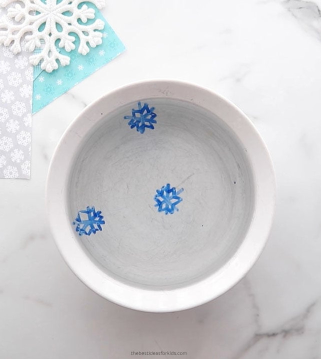Dry Erase Marker Snowflakes Experiment