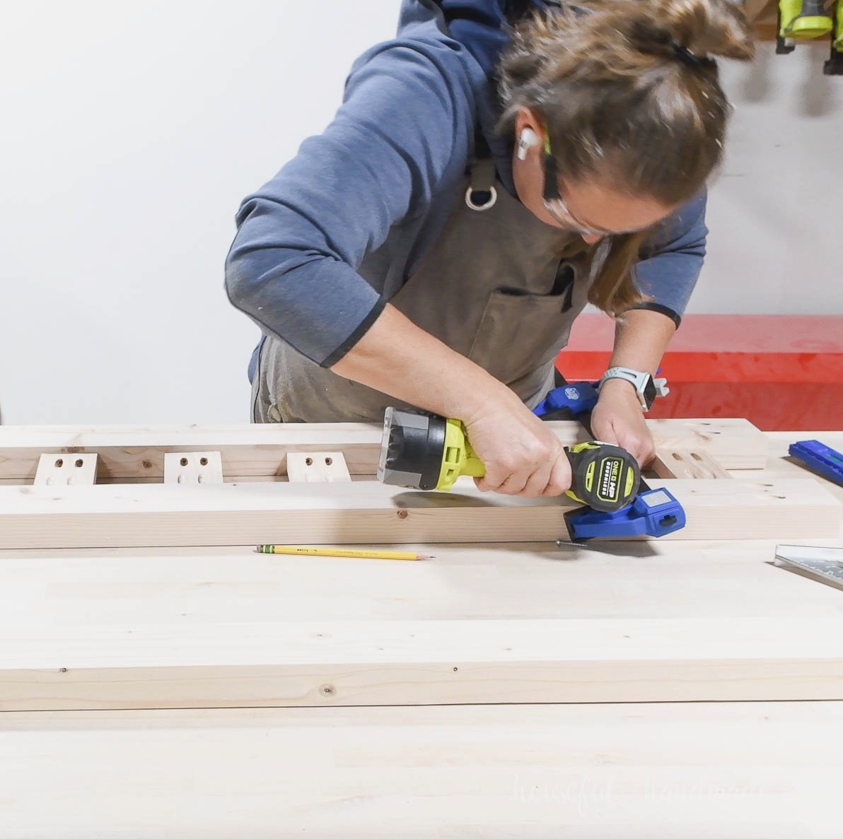 Attaching the second rail to the footboard slats. 