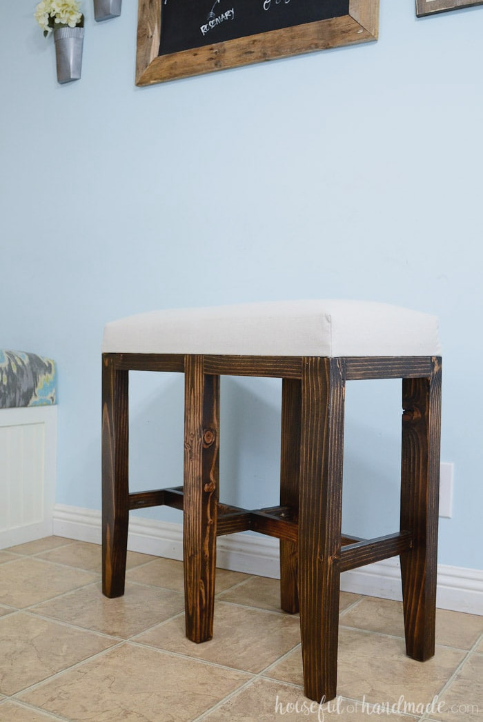 These cushioned, comfortable bar-height benches are a favorite of mine. They are ideal for kitchen seating. Get the complimentary construction plans! Housefulofhandmade.com