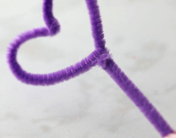 Wrap the end around the pipe cleaner
