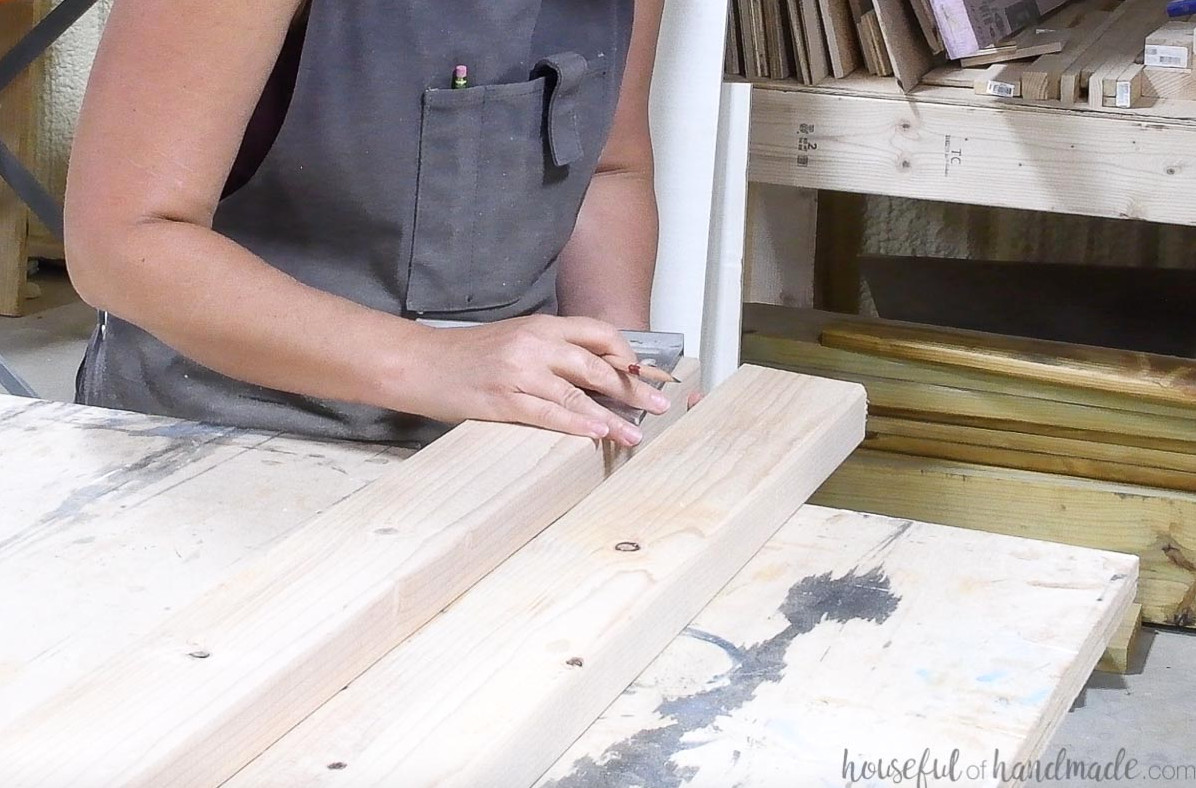 Marking the cut line on the ladder side’s upper angle.