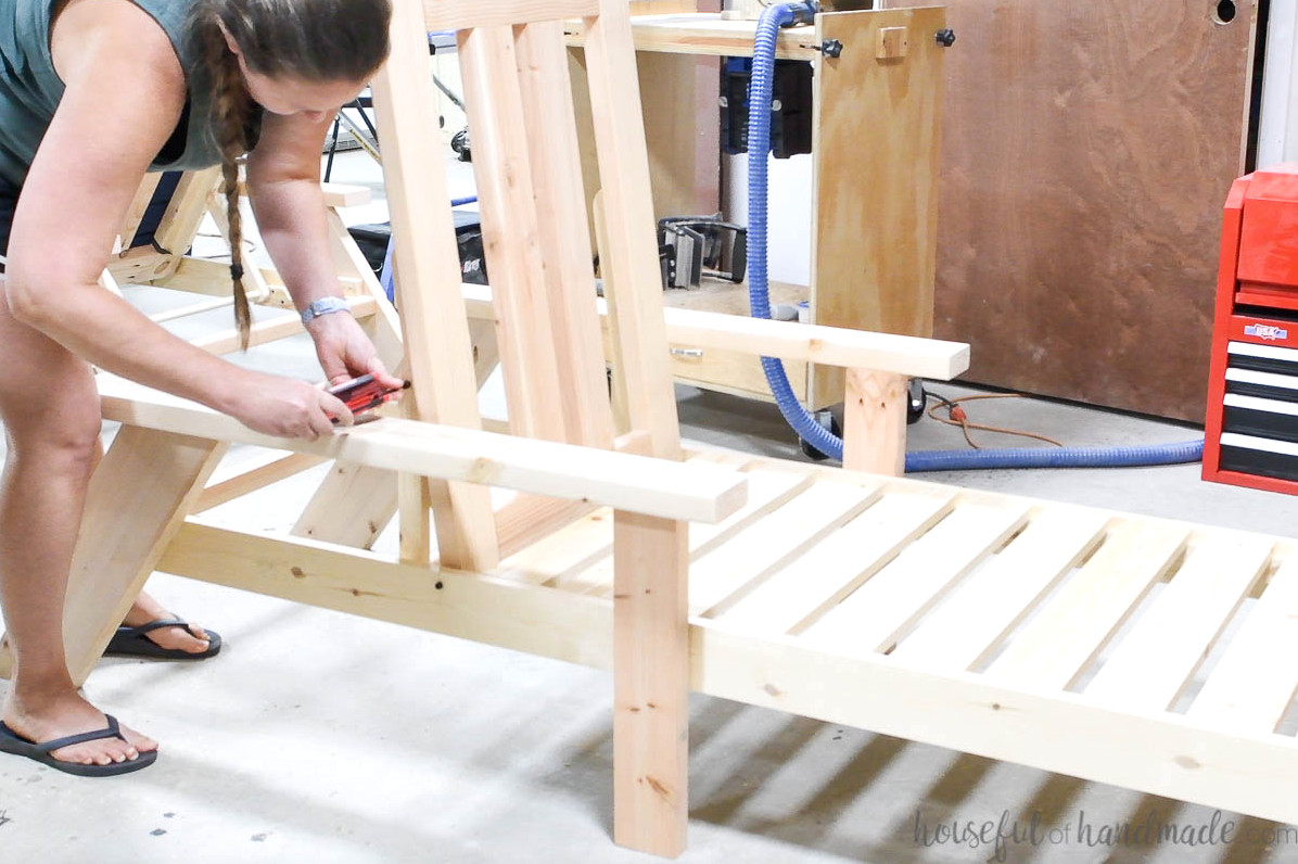 Fastening the seat back support with a shoulder screw and an Allen wrench.