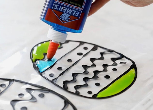 Filling interior of egg with different colors of glue