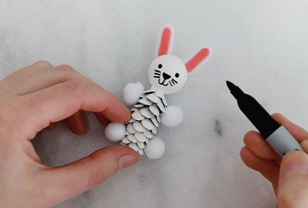 Drawing face onto bunny