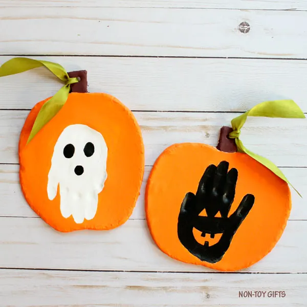 Handprint Halloween keepsake for kids