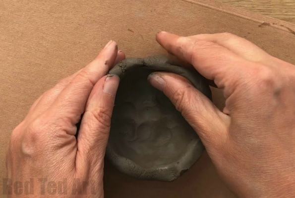 Easy Leaf Pinch Pots for Preschoolers and Kids. A great clay project for young kids for Fall or Thanksgiving #clay #preschool #thanksgiving #fall #autumn