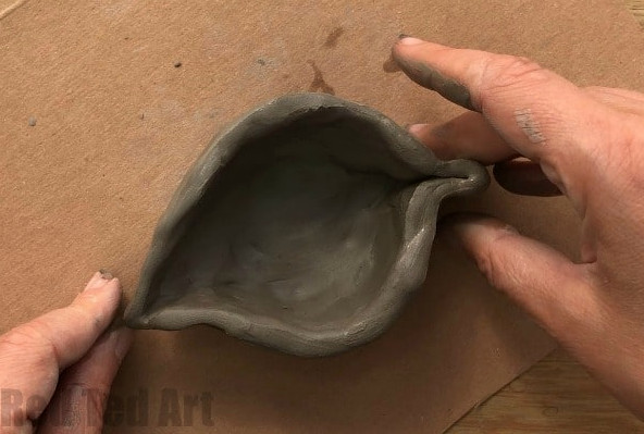 Easy Leaf Pinch Pots for Preschoolers and Kids. A great clay project for young kids for Fall or Thanksgiving #clay #preschool #thanksgiving #fall #autumn