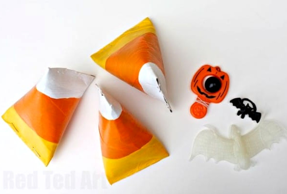Candy Corn Gift Box DIY - incredibly cute TP Roll Treat Boxes for Halloween. Aren't they adorable? They're also quick and simple to create!! Happy Trick or Treating!