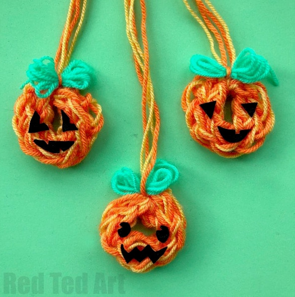 How to Finger Knit a Pumpkin - enjoy even more finger knitting fun! Yes, we have created yet another finger knitting project - make these wonderfully simple finger knitted Jack O'Lanterns! We adore adorable Halloween Crafts for Kids!! Beautiful!