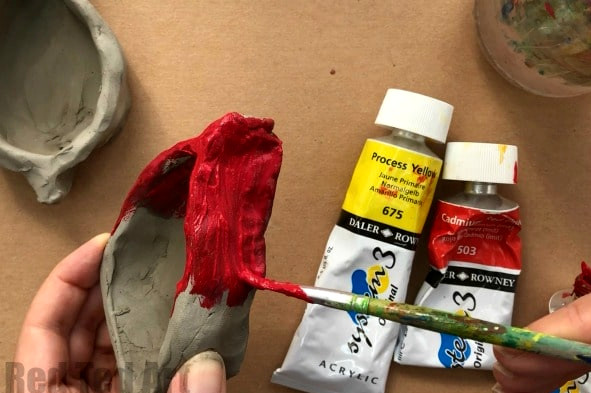 Easy Leaf Pinch Pots for Preschoolers and Kids. A great clay project for young kids for Fall or Thanksgiving #clay #preschool #thanksgiving #fall #autumn