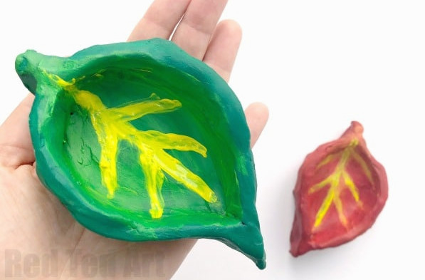 Easy Leaf Pinch Pots for Preschoolers and Kids. A great clay project for young kids for Fall or Thanksgiving #clay #preschool #thanksgiving #fall #autumn