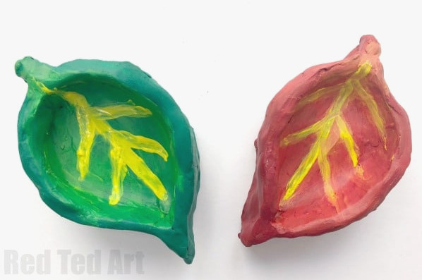 Easy Leaf Pinch Pots for Preschoolers and Kids. A great clay project for young kids for Fall or Thanksgiving #clay #preschool #thanksgiving #fall #autumn