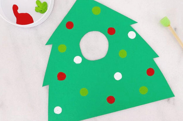 Paint dots onto christmas tree