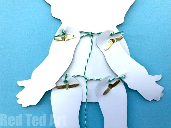 Leprechaun Paper Puppet for St Patrick's Day. Adorable Paper Leprechaun Printable. Love these fabulously easy articulated paper puppet how to #leprechaun #paperpuppet #puppet #catchaleprechaun #stpatricksday #printables