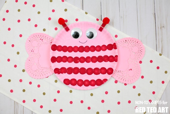 Adorable Love Bug Paper Plate Valentines for Preschoolers. These little Love Bugs or Bee Mine Paper Plate Valentines are easy to make and oh so cute! They make great decorations and fabulous Preschool Valentine's Day Craft! #Valentinesday #preschool #valentines #toddler #paperplates #lovebug #beemine