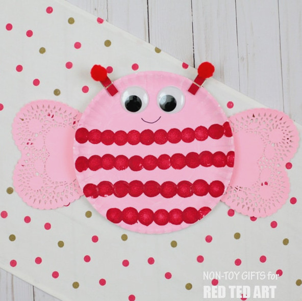 Adorable Love Bug Paper Plate Valentines for Preschoolers. These little Love Bugs or Bee Mine Paper Plate Valentines are easy to make and oh so cute! They make great decorations and fabulous Preschool Valentine's Day Craft! #Valentinesday #preschool #valentines #toddler #paperplates #lovebug #beemine