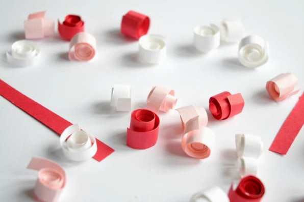 Easy Quilling for kids. Learn the basics of Paper Quilling with these great Paper Quilled Heart Cards for Valentines Day. #valentines #valentinesday #valentinesdaycards #valentinescards #hearts #papercrafts #quilling