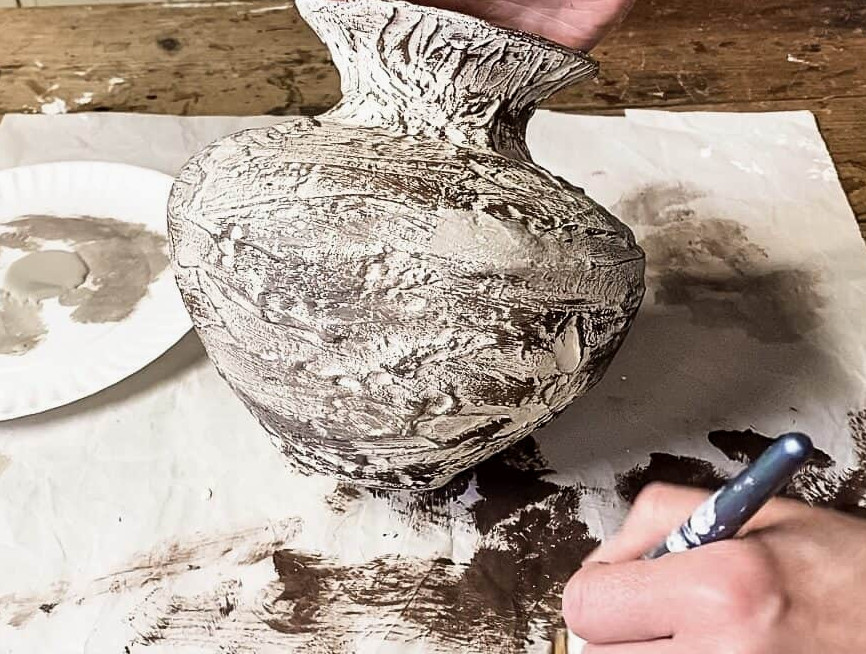 painting a thrift store vase