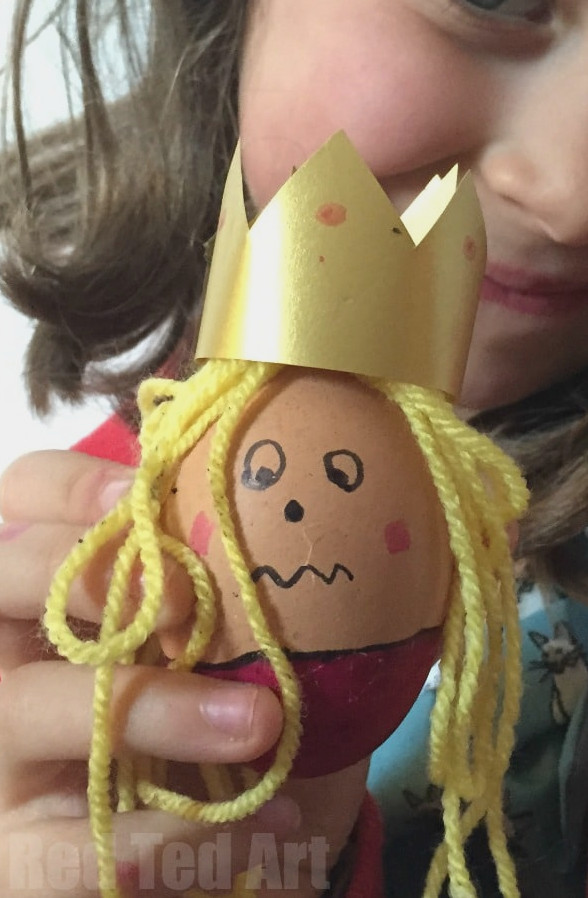 Family Easter Games: Have your own White House Easter Egg Roll Activity at HOME - Have a go at the GREAT EGG RACE on Easter Sunday. This is a "quick set up time", but super fun activity for ALL the family to enjoy. The kids can't wait to give this Easter Activity another go this year! #easter #games #family #eggroll #eastergames #activities