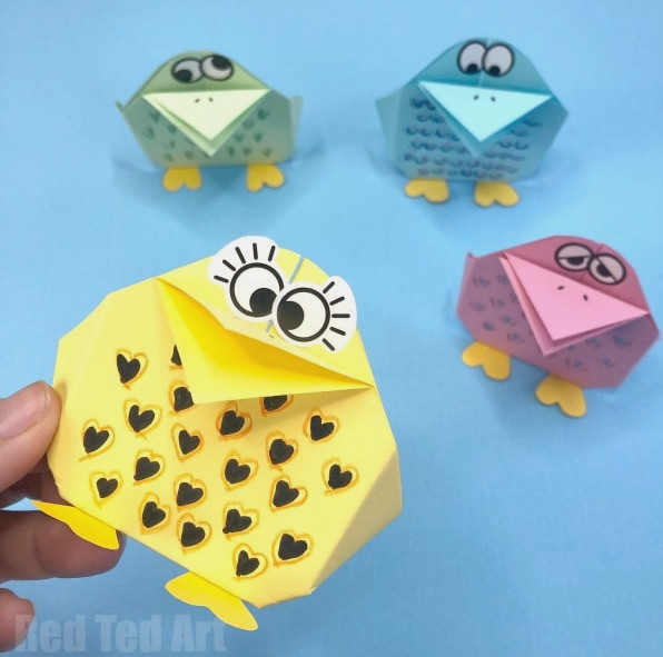Easy Origami Bird for Kids. Need Paper Bird Craft Ideas? Take a look at these art paper birds. Based on an easy Origami Bird Pattern. Fun Paper Easter Decor. Super quirky paper birds full of character! Love them. Learn how to make paper birds DIY today!