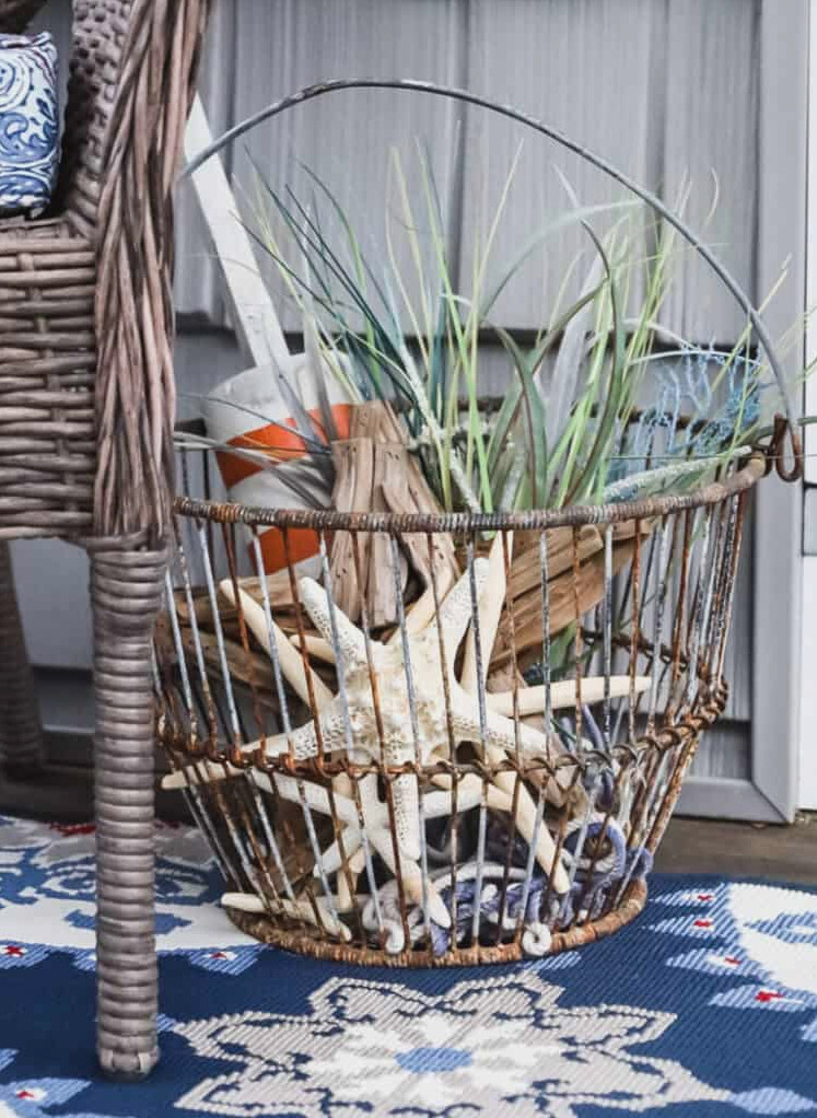 clamming basket with shells