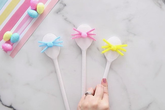 Glue Pom Pom to Spoon