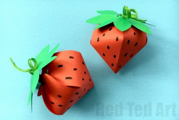 DIY Paper Box Strawberry - easy Paper Box DIY. Make this Strawberry shaped paper box. Includes free paper box template. Strawberry crafts. DIY Gift Boxes. Summer. Strawberries. #Strawberries #paperbox #printables
