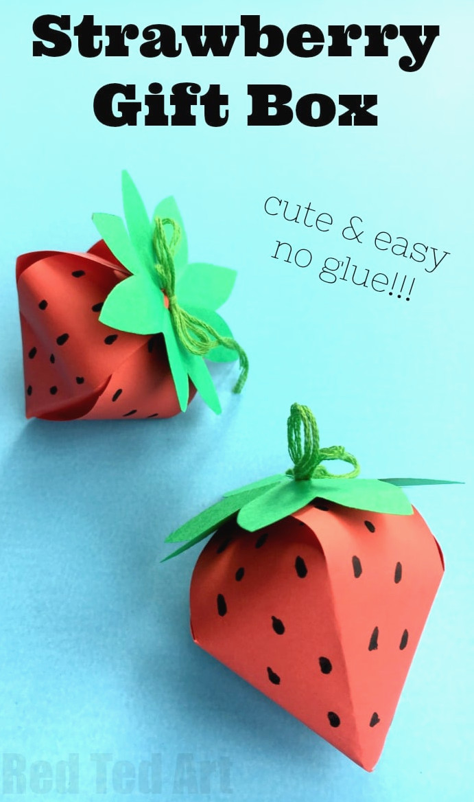 DIY Paper Box Strawberry - easy Paper Box DIY. Make this Strawberry shaped paper box. Includes free paper box template. Strawberry crafts. DIY Gift Boxes. Summer. Strawberries. #Strawberries #paperbox #printables