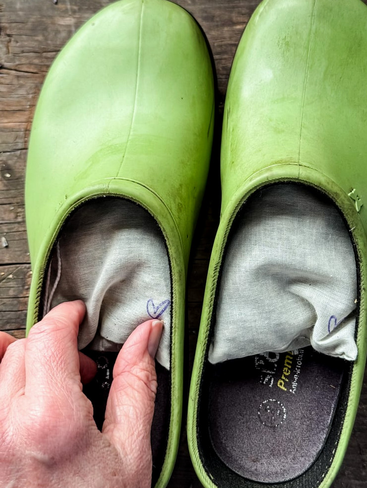 putting shoe sachets in garden clogs