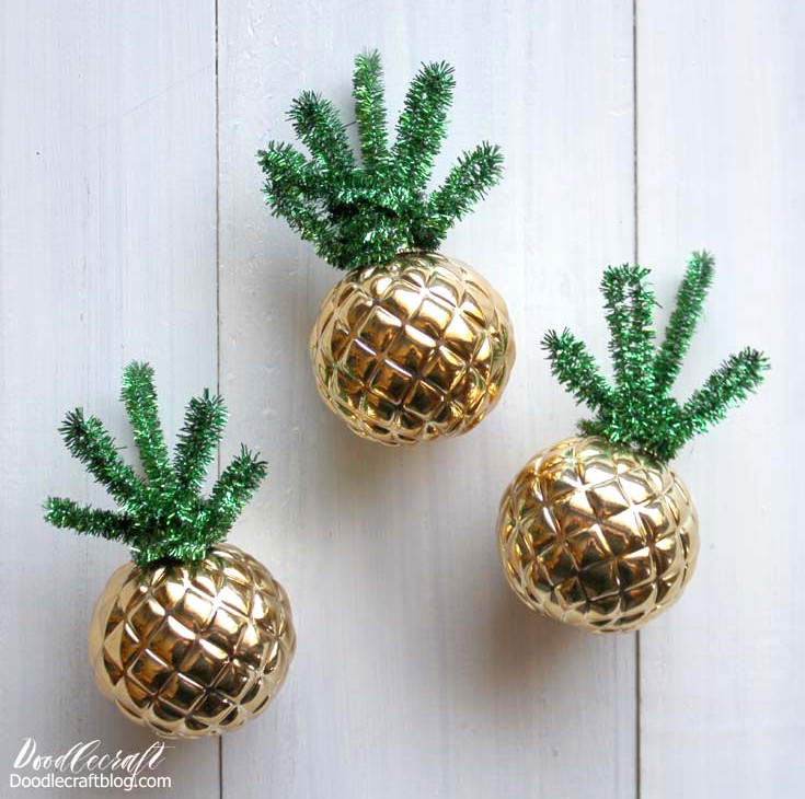 DIY pineapple ornament from tinsel pipe cleaners