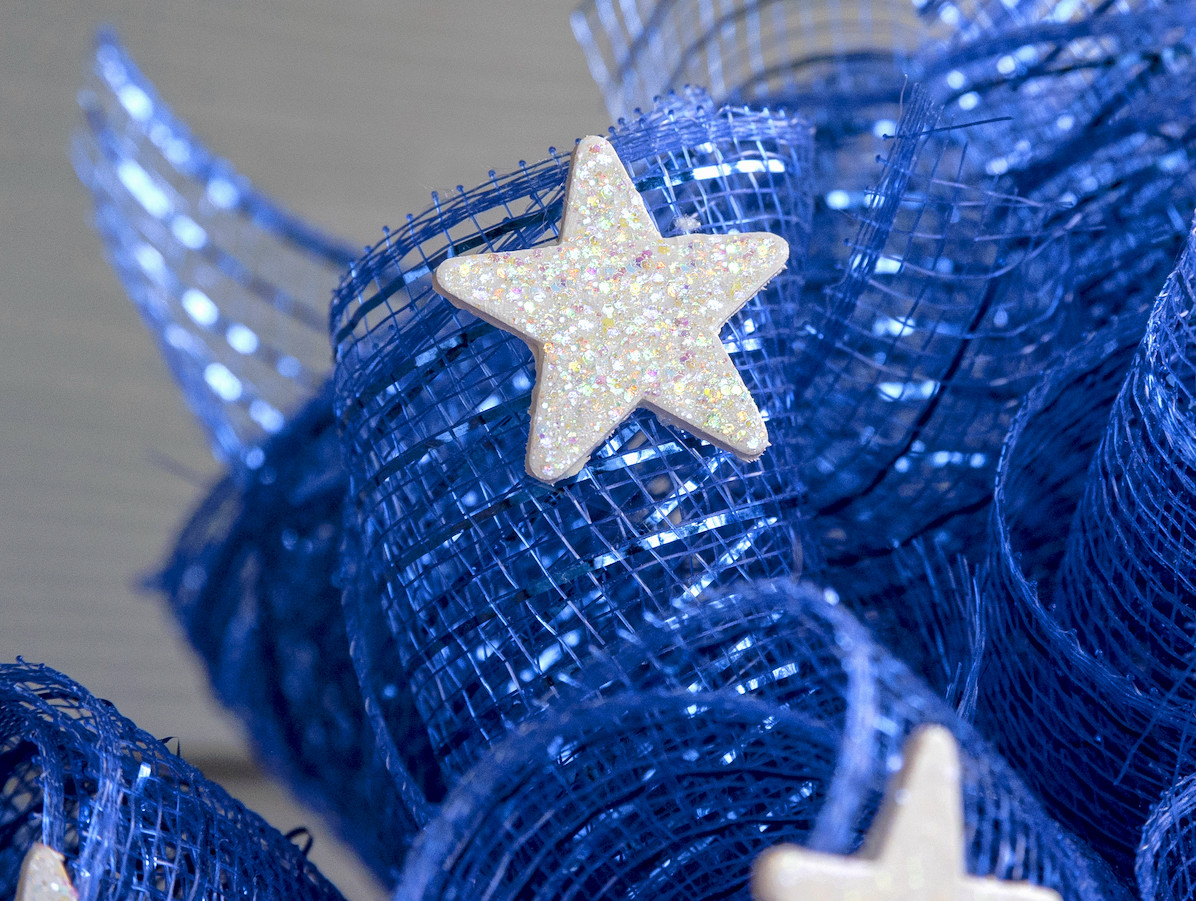Wooden star coated with Mod Podge Extreme Glitter