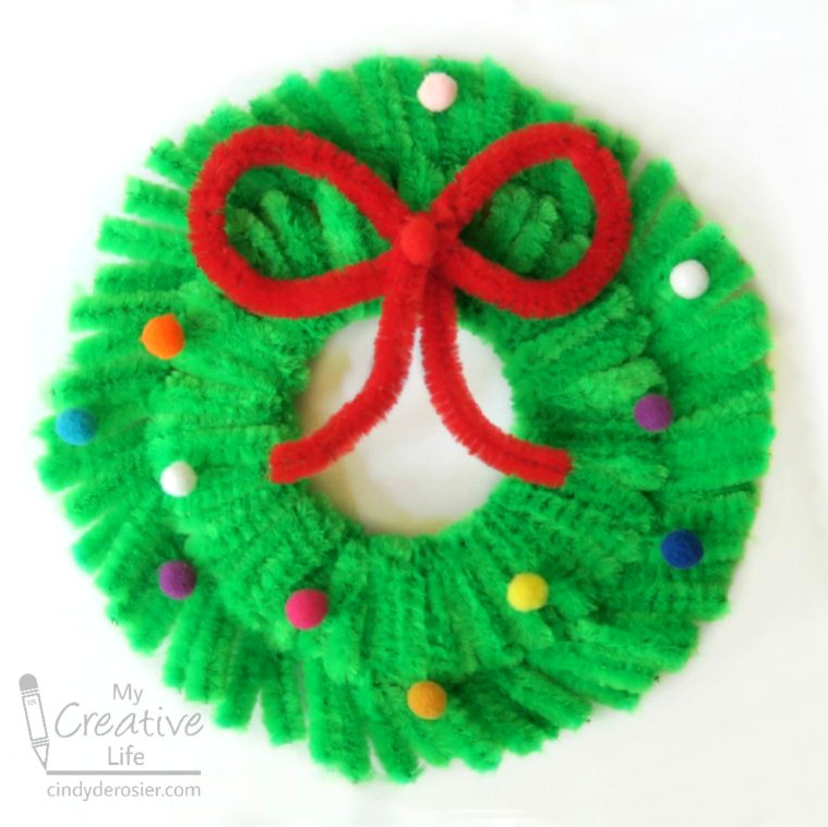 wreath ornament made with pipe cleaners