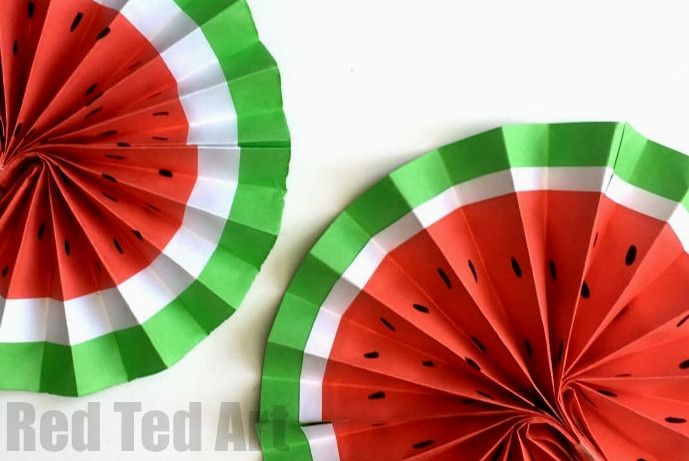 How to Make Easy Paper Fans. Great craft for kids or grown ups. Make water melons or pretty patterns using scrapbook paper. These would be cute wedding favours or a summer party craft. Wonderful easy to follow paper fan tutorial. 
