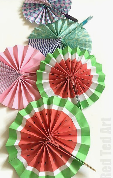 How to Make Easy Paper Fans. Great craft for kids or grown ups. Make water melons or pretty patterns using scrapbook paper. These would be cute wedding favours or a summer party craft. Wonderful easy to follow paper fan tutorial. 