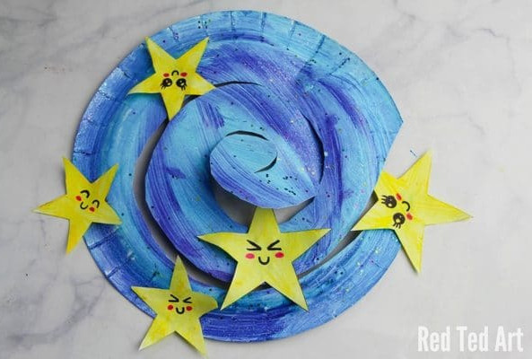 Paper Plate Star Twirler - a super duper cute decoration for baby's room. Single Twinkle Twinkle little star and watch these memsmerizing twirler... so cute! A great way to get crafty with a toddler and welcome a new baby! A lovely New Year's Eve decoration for young kids too! #baby #roomdecor #twinkletwinkle #toddlers