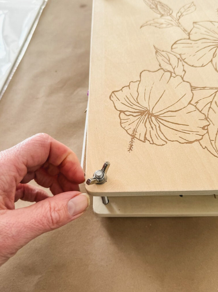 closing a flower press