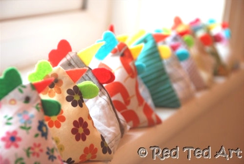 Juggling chickens bean bags - these are SO CUT and so easy to make. They make great decorations, are fun for juggling or make a "large" version as a door stop. Super cute and easy Chicken Pattern. Perfect for Spring and Easter crafts and beginner sewing!