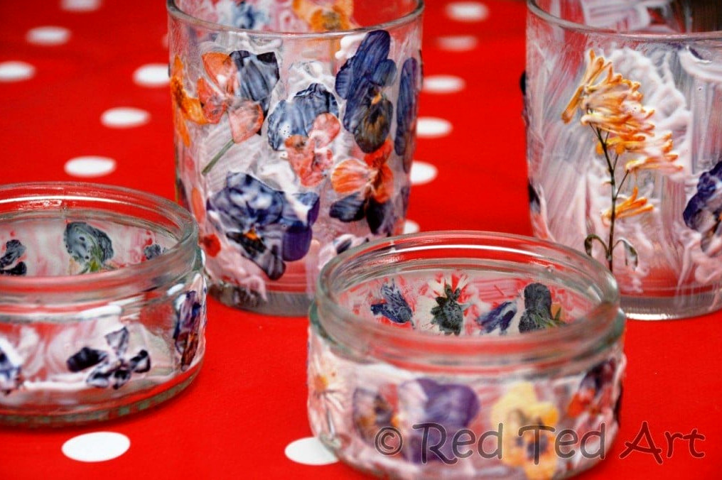 Discover how to press flowers with children today - our TOP 10 TIPS for wonderful results! We adore flowers and preserving them. Give it a try. #flowers #pressedflowers #howto #kids #summer